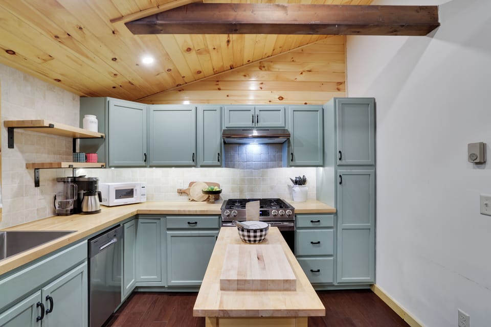 House 2: Everything you need for effortless vacation cooking.