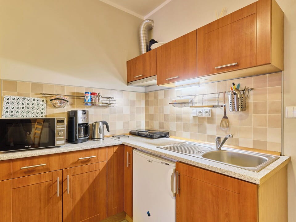 Kitchen Appliance, Major Appliance, Kitchen, Wood, Countertop, Flooring, Cabinetry, Interior Design, Small Appliance, Furniture