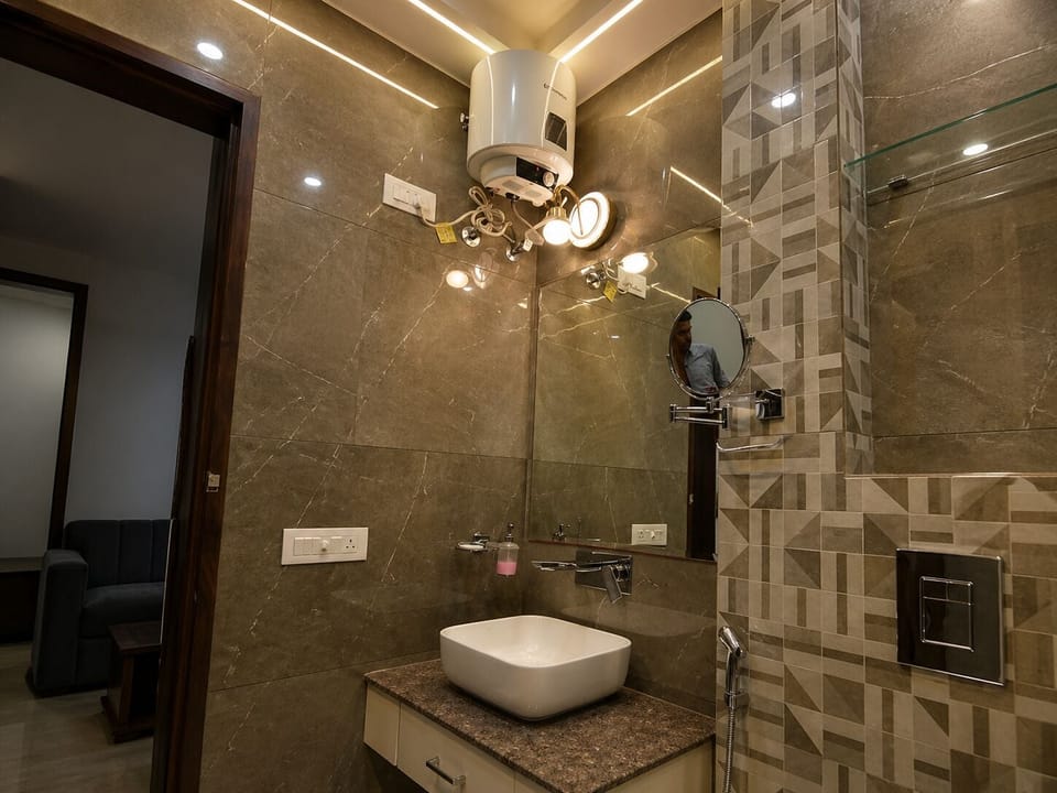 Standard Room | Bathroom | Shower, toilet paper
