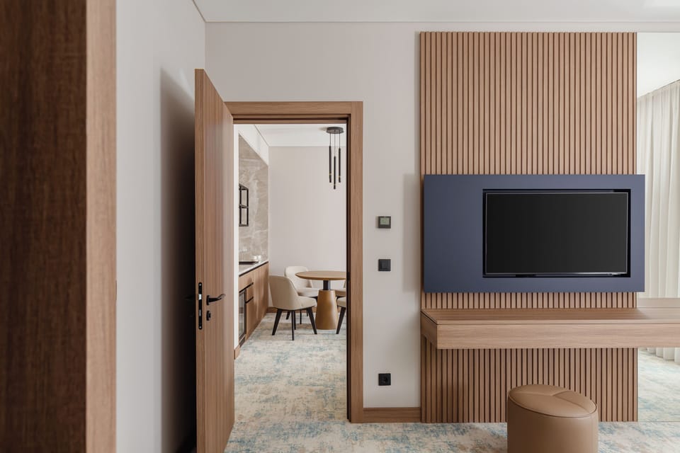 Junior Suite | In-room safe, desk, laptop workspace, WiFi (free)