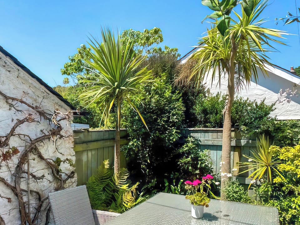Sitting-out-area | Shearwaters, St Mawes