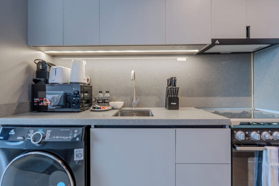 Deluxe Studio, Balcony, City View | Private kitchen