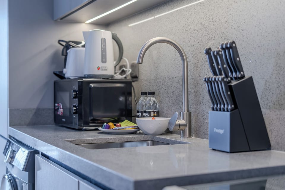 Deluxe Studio, Balcony, City View | Private kitchen