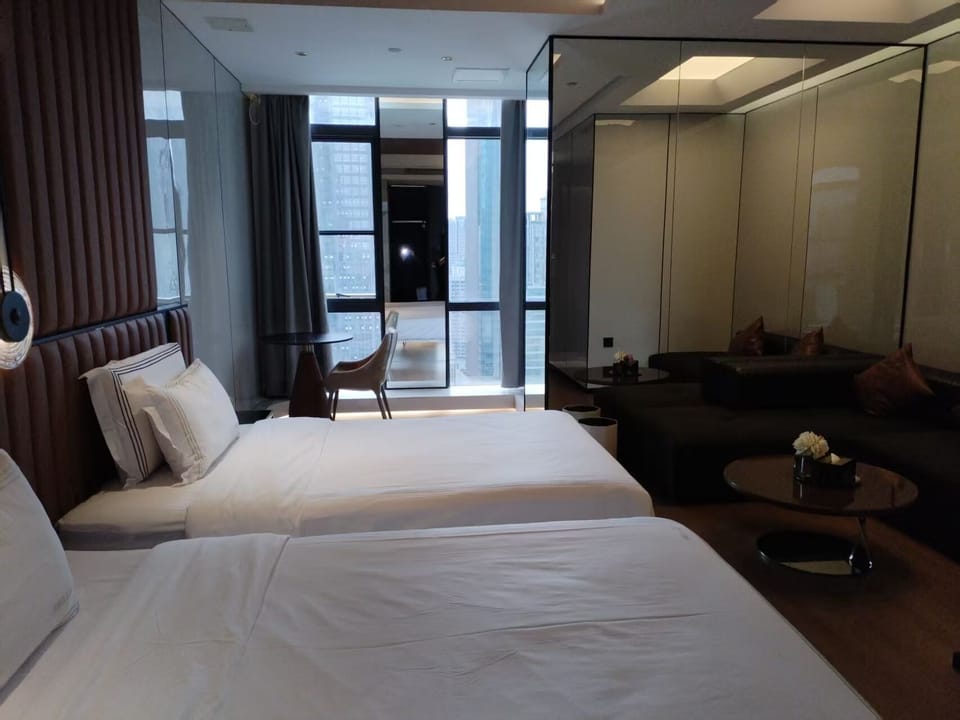 Superior Twin Room, City View | Living area