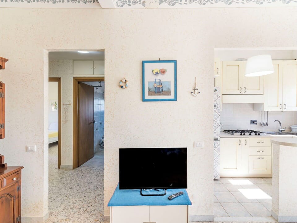 Flooring, Interior Design, Floor, Room, Furniture, Ceiling, Lighting, Apartment, Cabinetry, Light Fixture