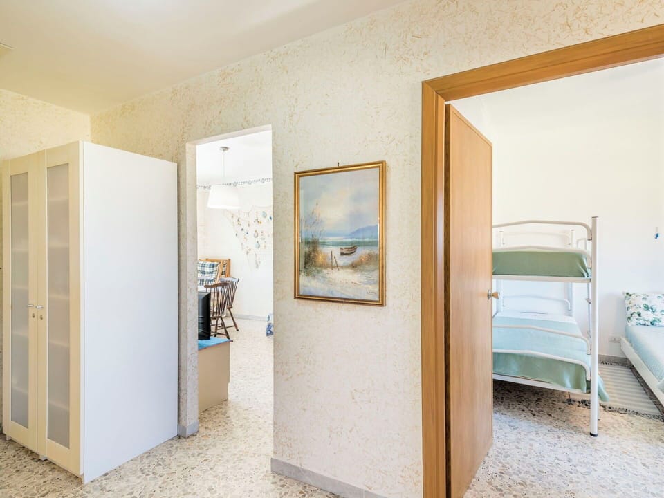 Wall, Flooring, Interior Design, Floor, Wood, Ceiling, Room, Furniture, Apartment, Lighting