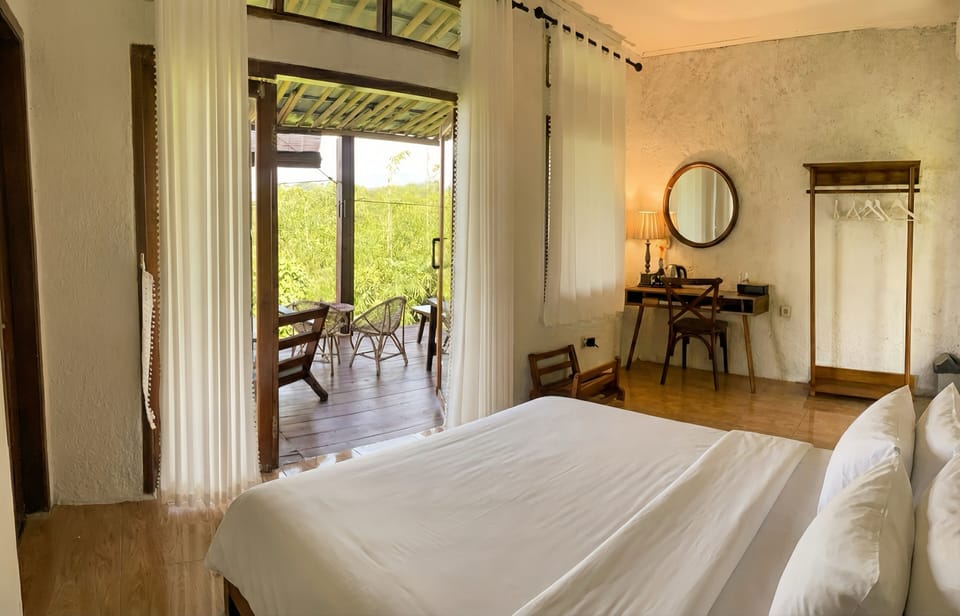 Deluxe Room, 1 Bedroom, Smoking | Bed sheets
