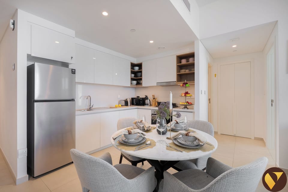 Luxury Apartment, Balcony, City View | In-room dining