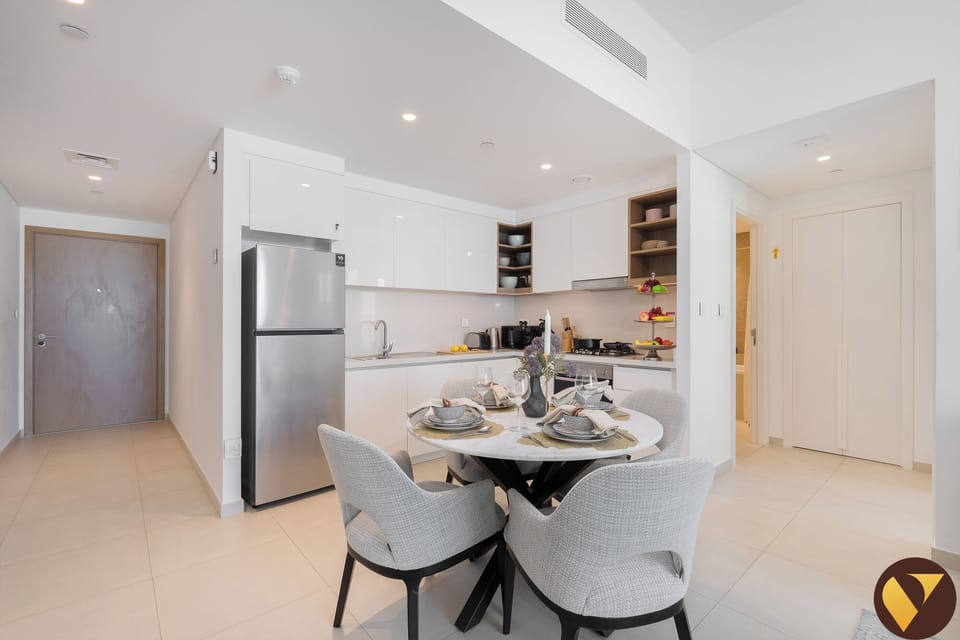 Luxury Apartment, Balcony, City View | In-room dining