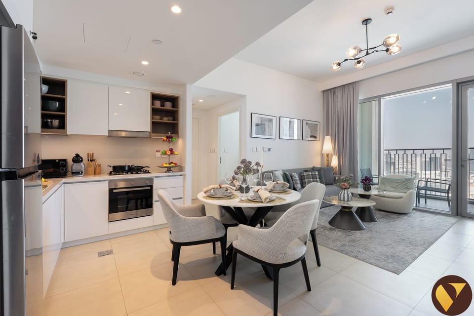 Luxury Apartment, Balcony, City View | In-room dining