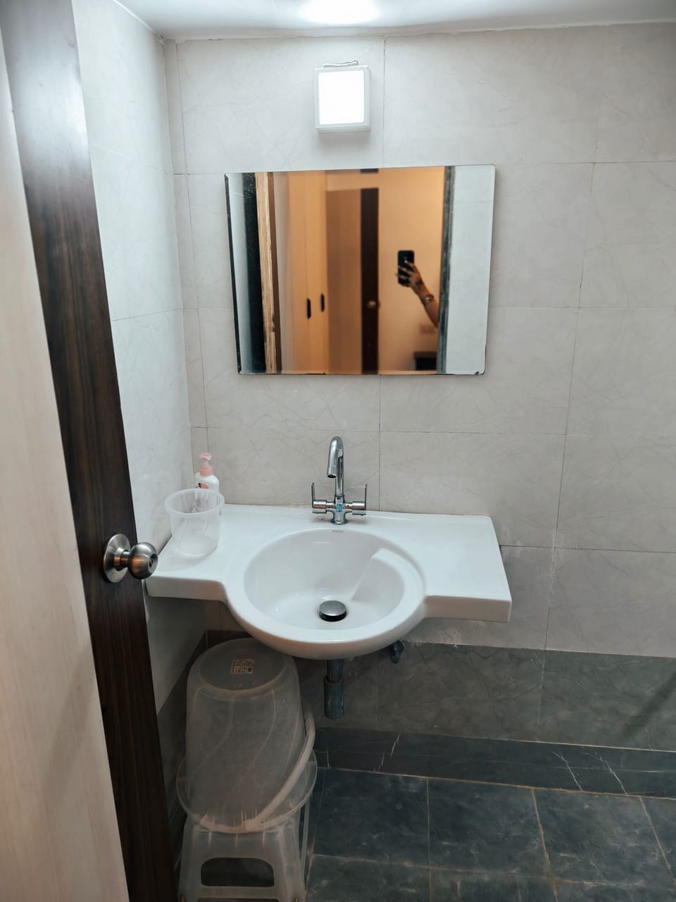 Luxury Apartment | Bathroom | Shower, towels, soap, shampoo
