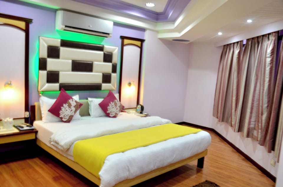 Presidential Room | Desk, bed sheets