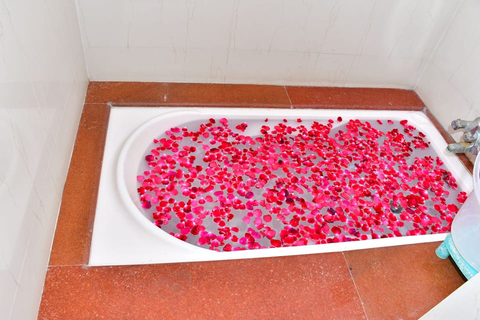 Deluxe Double Room | Bathroom | Shower, free toiletries, towels, soap