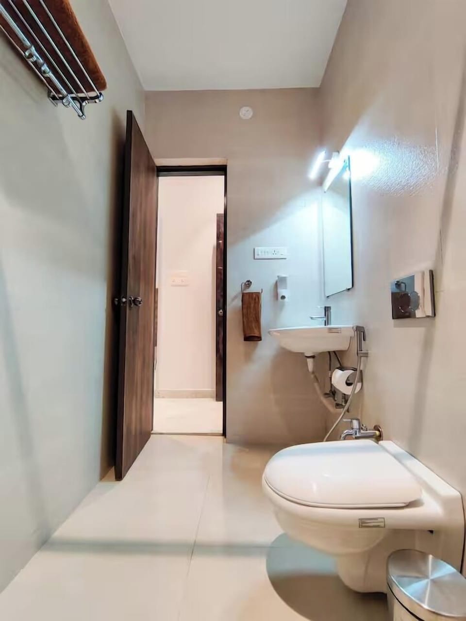 Deluxe Double Room | Bathroom | Shower, towels, soap, shampoo