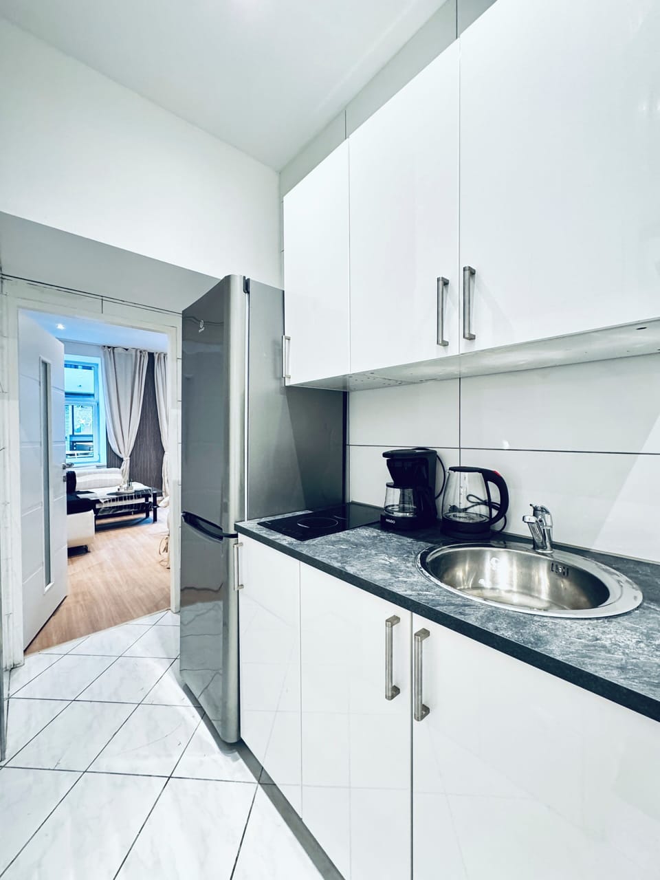 Basic Apartment | Private kitchen | Fridge, microwave, stovetop, cookware/dishes/utensils