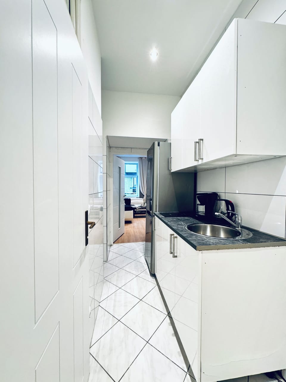 Basic Apartment | Private kitchen | Fridge, microwave, stovetop, cookware/dishes/utensils