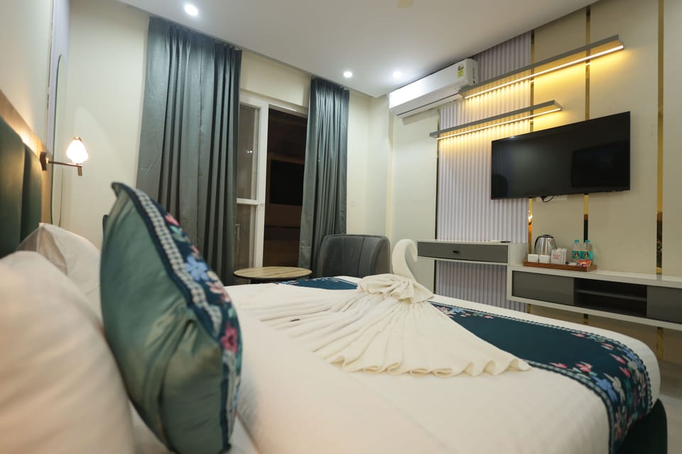 Deluxe Double Room, Balcony | Laptop workspace, free WiFi