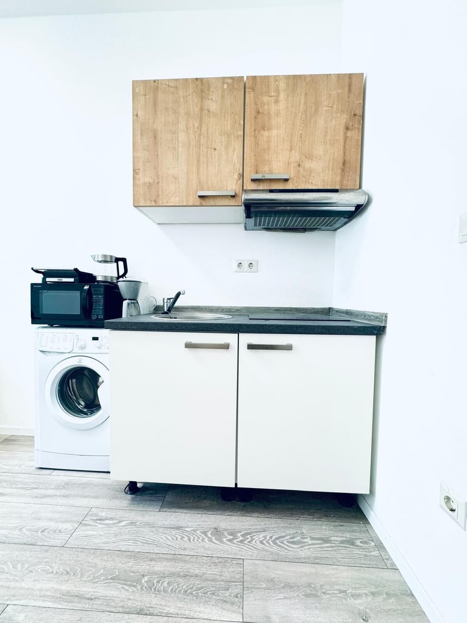 Basic Apartment | Private kitchen | Mini-fridge, microwave, stovetop, cookware/dishes/utensils