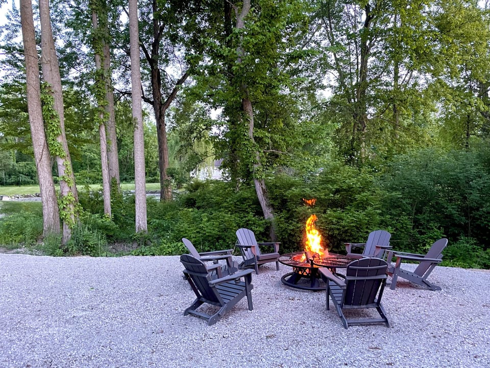 🔥 Gather around the fire—because some conversations just happen best under the stars. The fire pit at Valley Hills Cabin is where memories get made. ⭐🪑