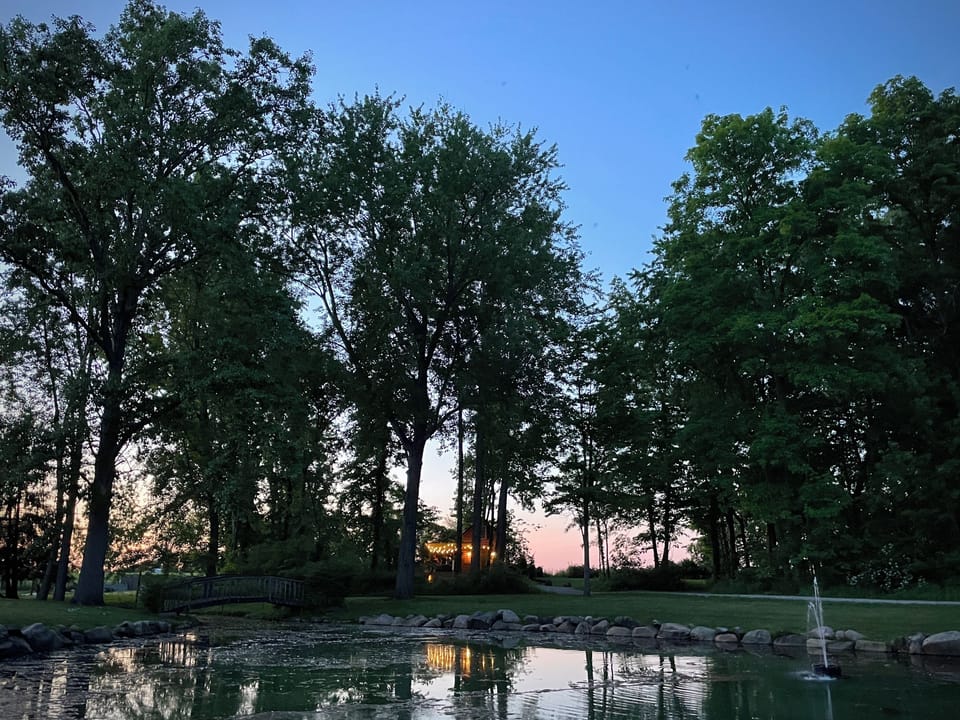 🌲 From the tranquil pond with its gentle fountain to the horizon painted in sunset pinks, Valley Hills Cabin sits in a corner of pure peace. Welcome to your Indiana hideaway. 🌅🏡