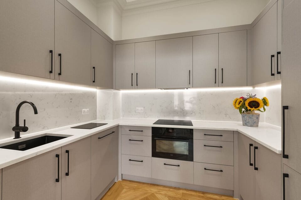 Kitchen - Coffee Machine, Coffee, Oven, Microwave, Dishwasher, Kettle, Toaster, Fridge, Freezer, Kitchen Utensils