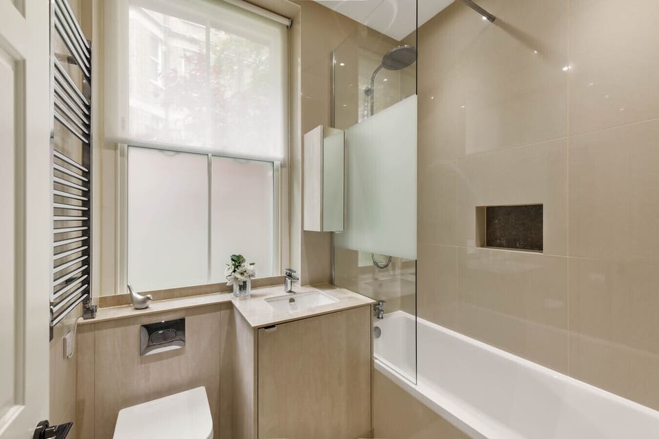 Ensuite Bathroom - Rain & Handheld Shower Head, Towels, Hairdryer, Amenities, Bath-shower, Underfloor Heating, Heated Towel Rack
