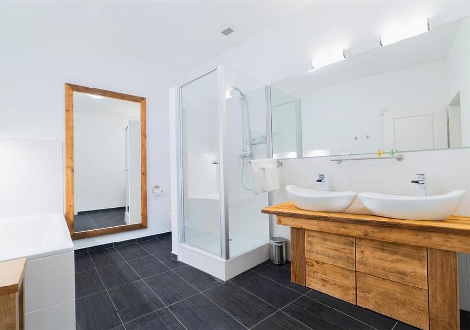 Deluxe Double Room, City View | Bathroom