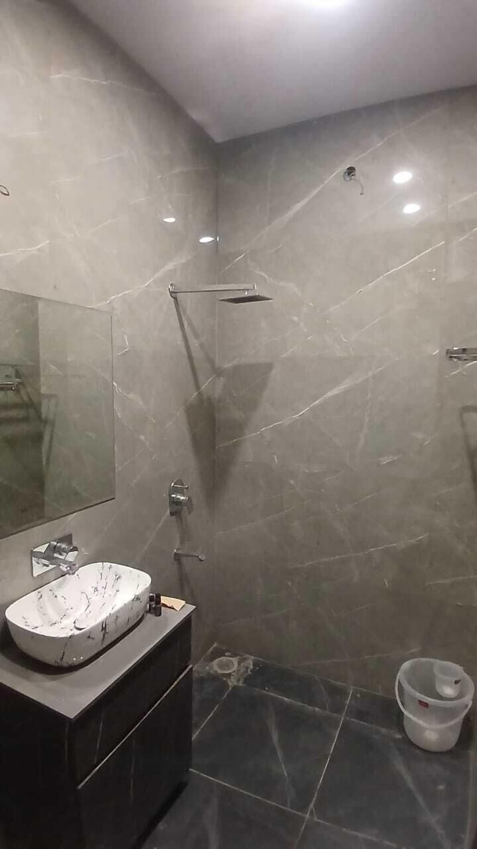 Deluxe Room | Bathroom | Shower, towels, soap, shampoo