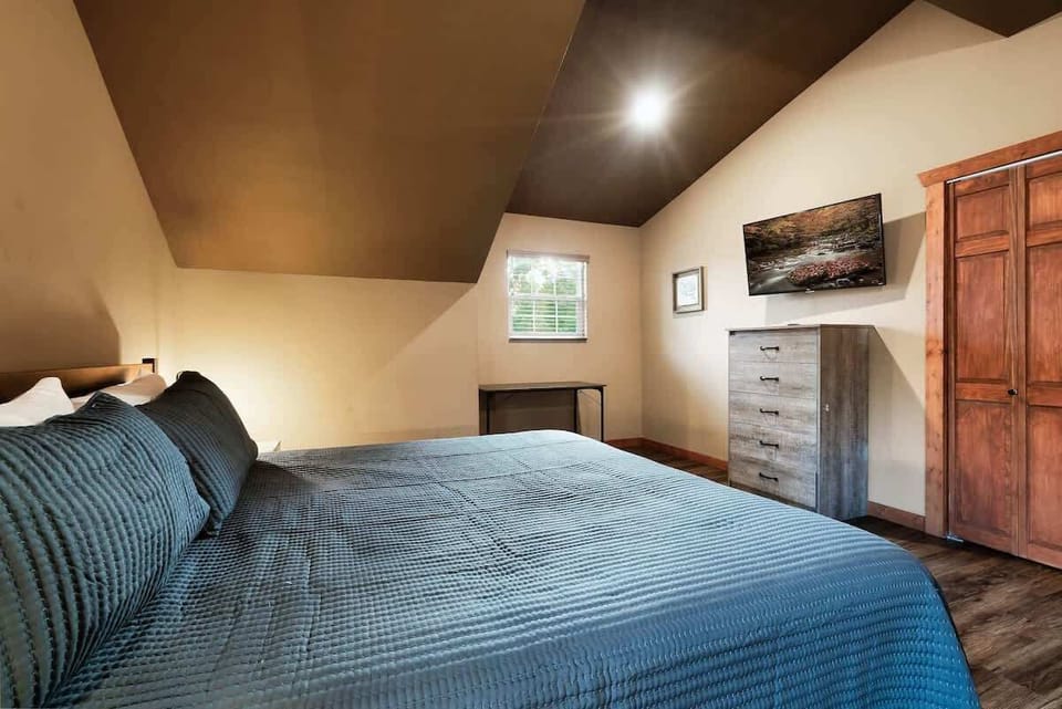 Discover tranquil nights in this elegantly designed room with modern flair!
