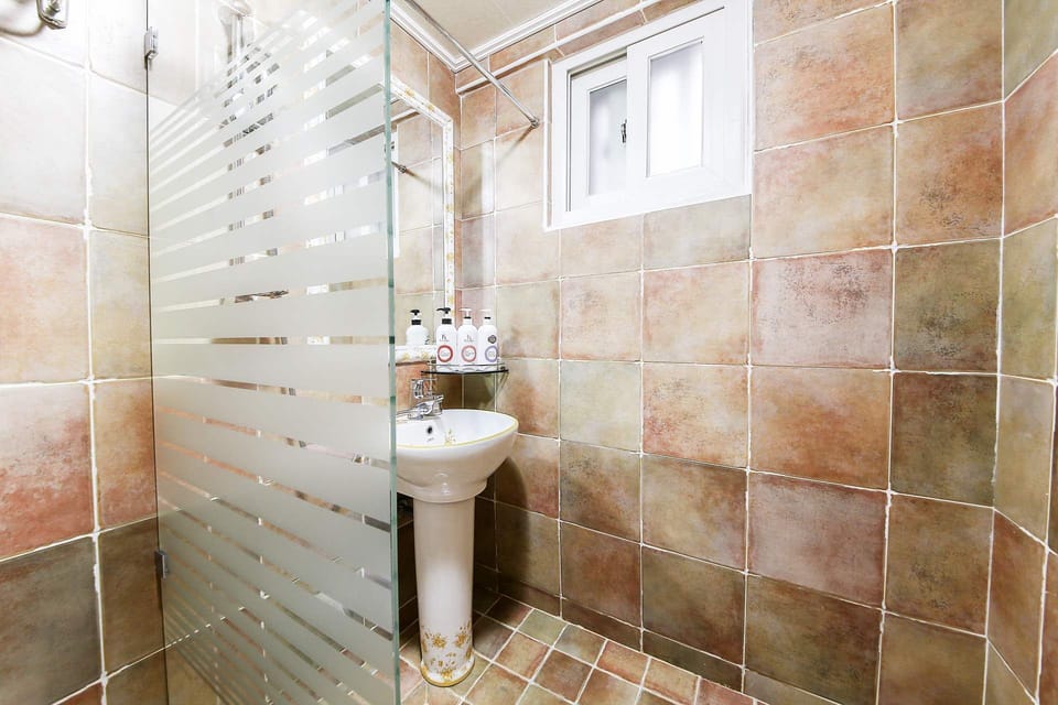Suite | Bathroom | Shower, hair dryer, slippers, towels