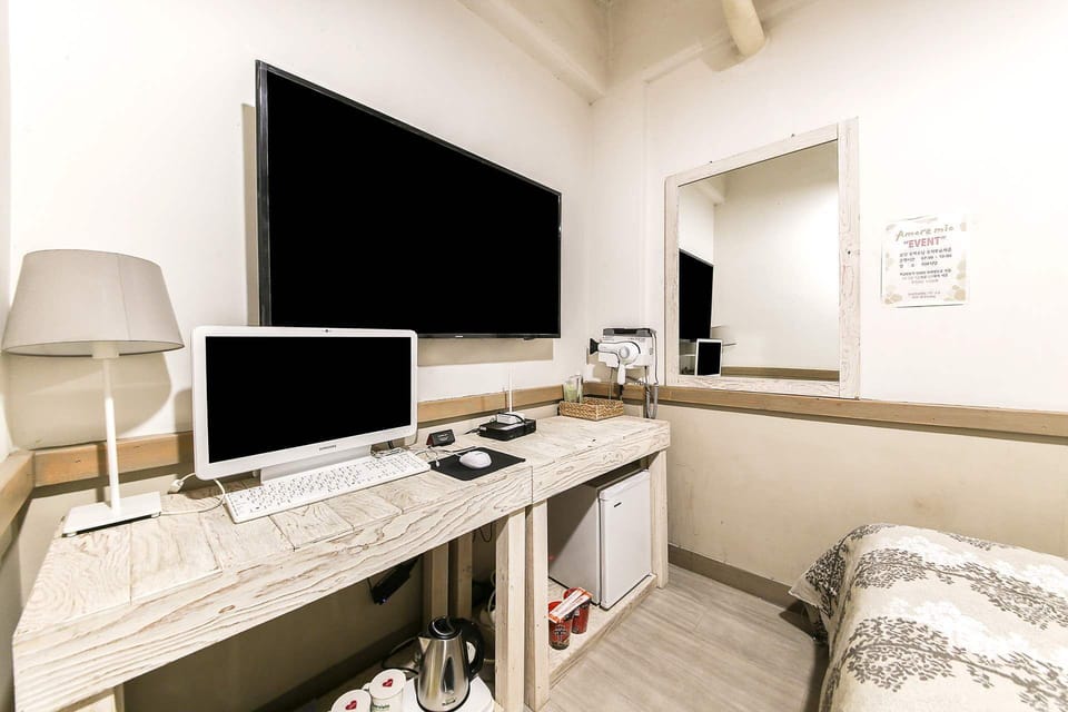 Economy Room | Blackout drapes, free WiFi, bed sheets