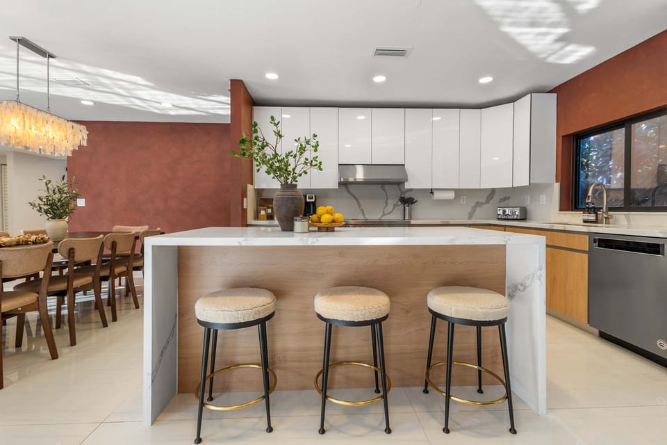 Seamless indoor flow from the kitchen to the dining area — ideal for group meals and entertaining.