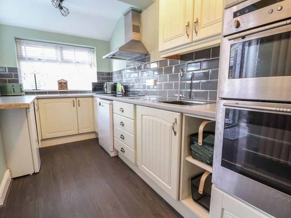 Dishwasher, cookware/dishes/utensils