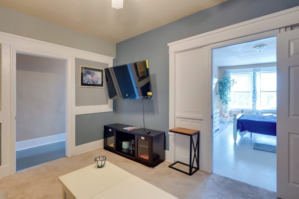 Walkable Racine Retreat! 1 Mi to Lake Michigan Apartment in Racine