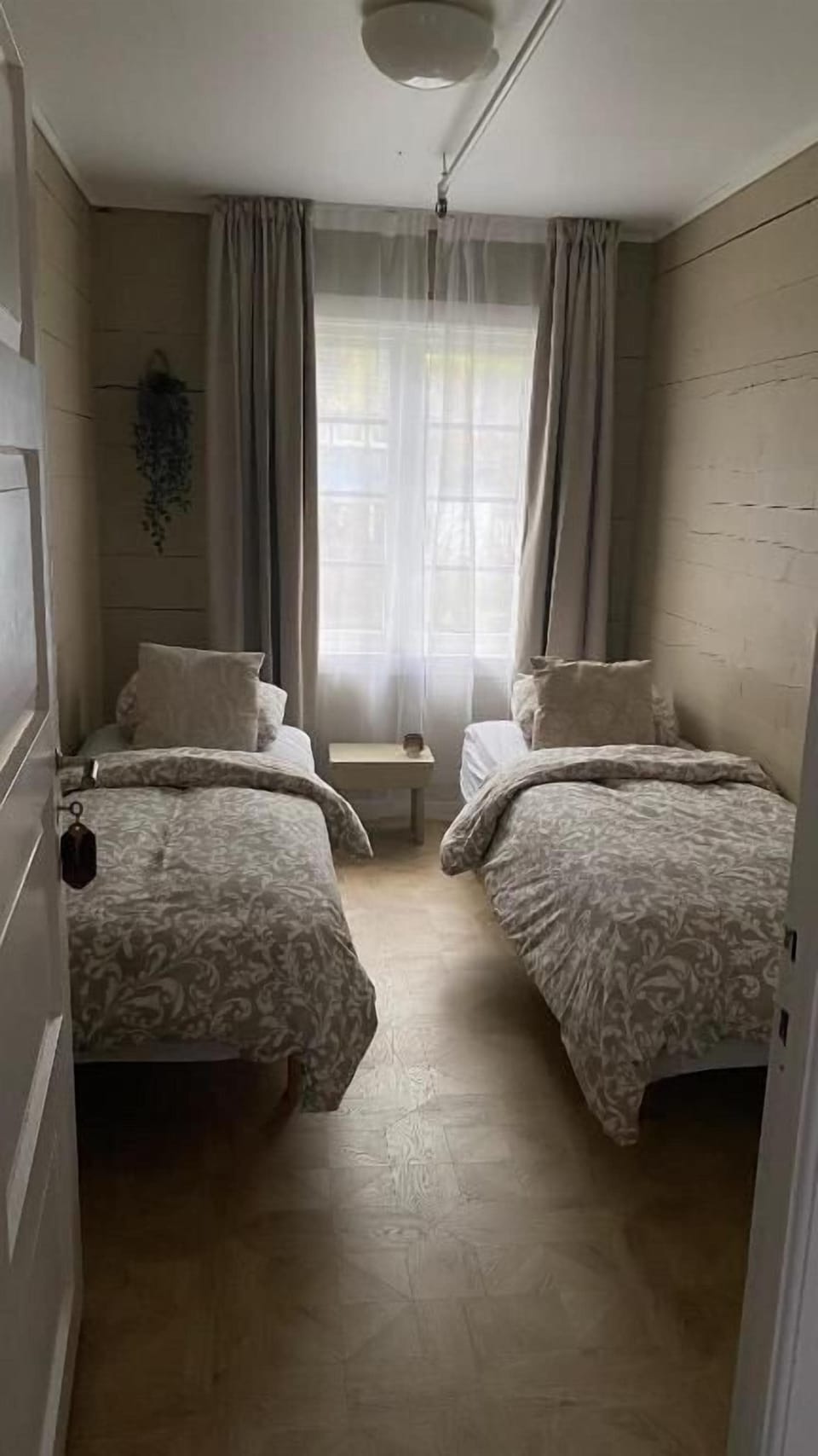 Laptop workspace, free WiFi, bed sheets