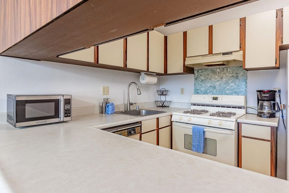 Condo, 1 Bedroom | Private kitchen | Fridge, oven, coffee/tea maker, toaster