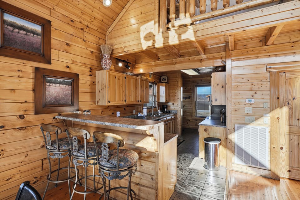 Fully equipped kitchen with island seating