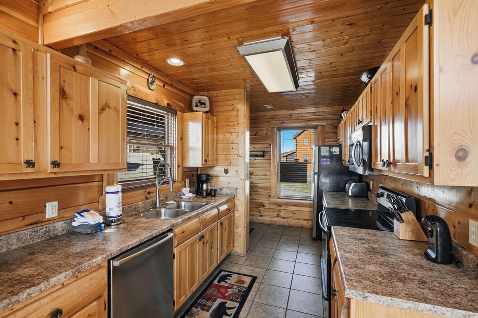 Fully equipped kitchen with island seating