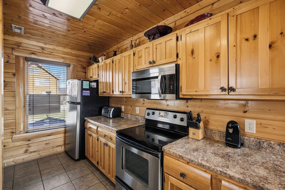 Fully equipped kitchen with island seating