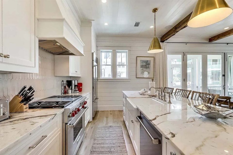 Beautifully updated kitchen with all the cooking essentials
