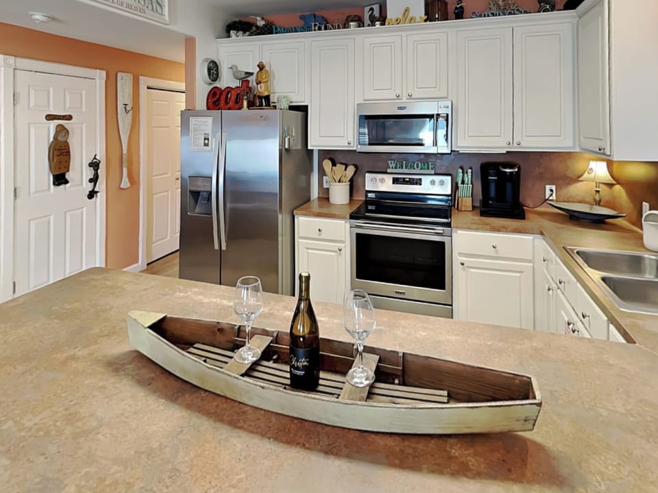 Kitchen - Countertop Seating For 4 - First Floor