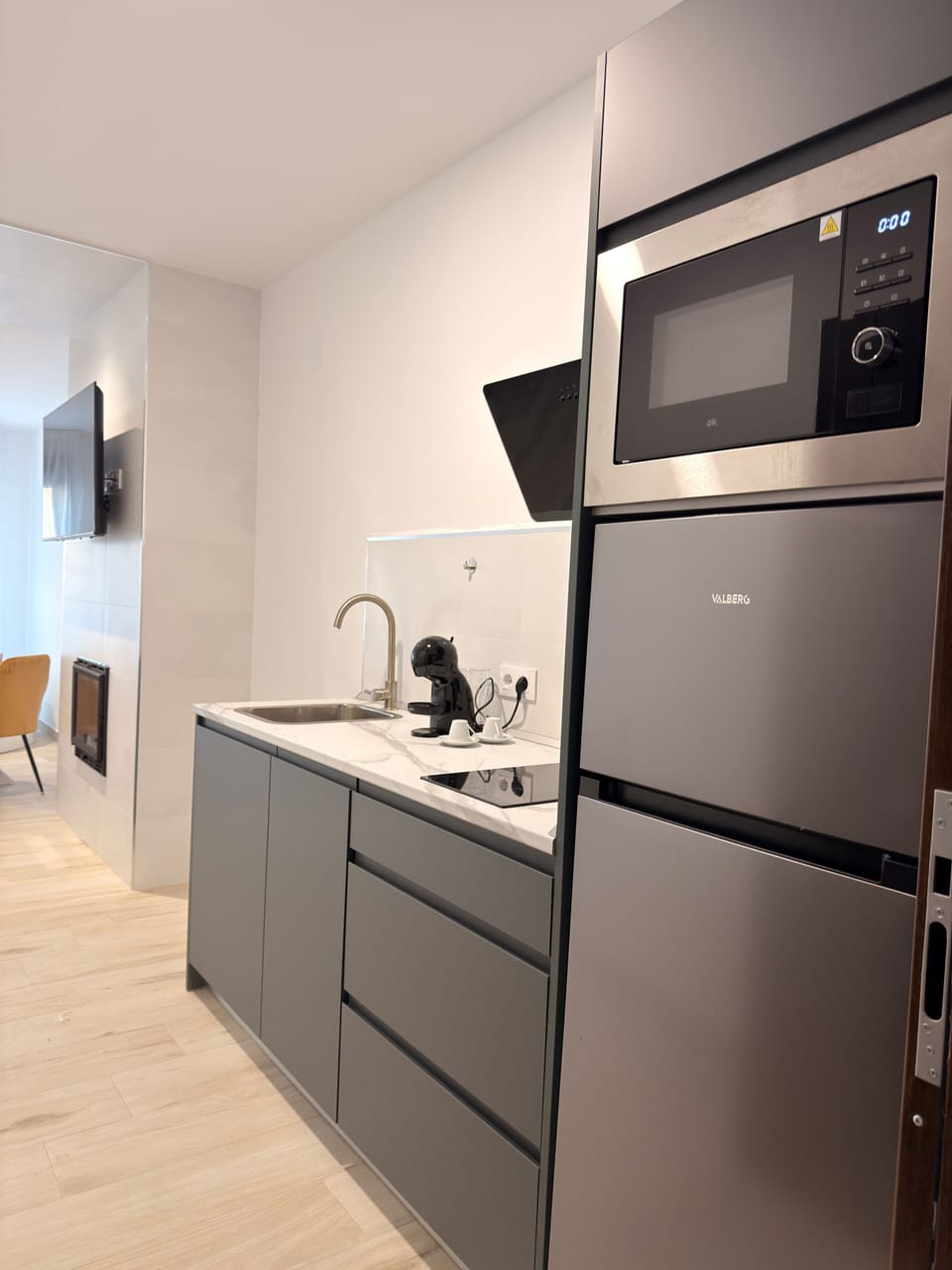Comfort Studio Suite | Private kitchen | Full-size fridge, microwave, stovetop, dishwasher