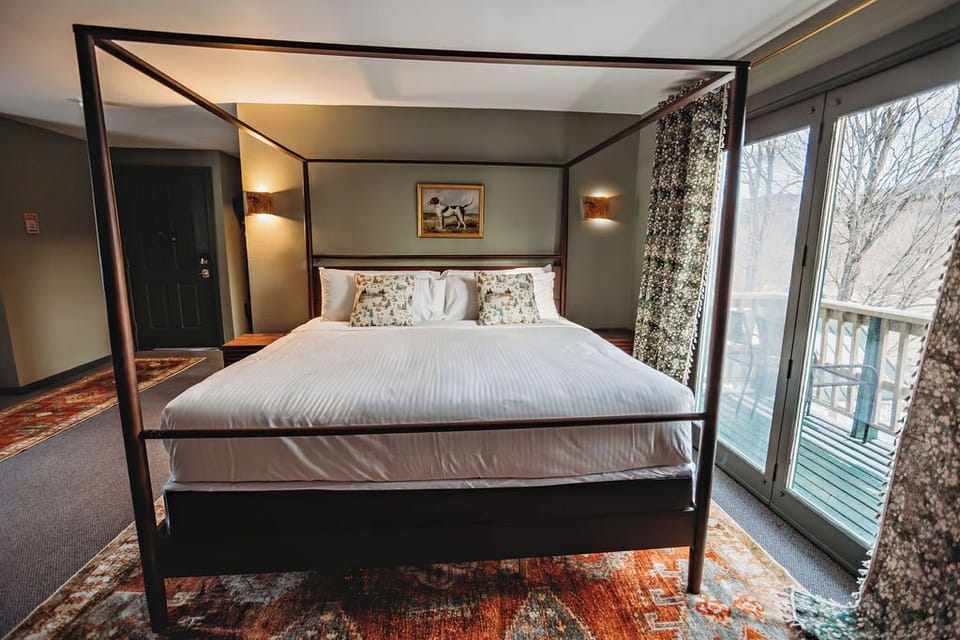 Deluxe Studio Suite | Blackout drapes, iron/ironing board, free WiFi, bed sheets