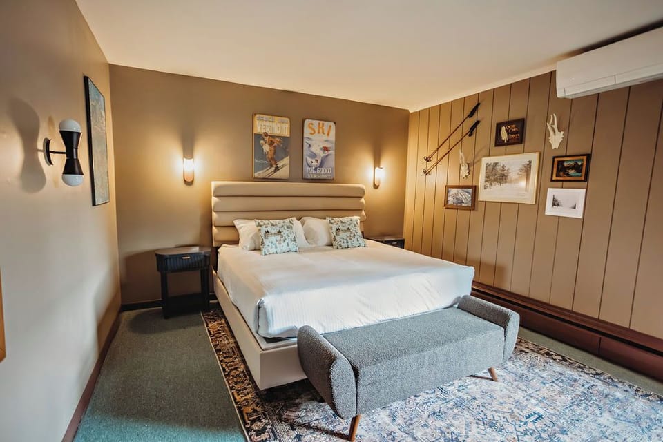 Standard Single Room, 1 King Bed | Blackout drapes, iron/ironing board, free WiFi, bed sheets