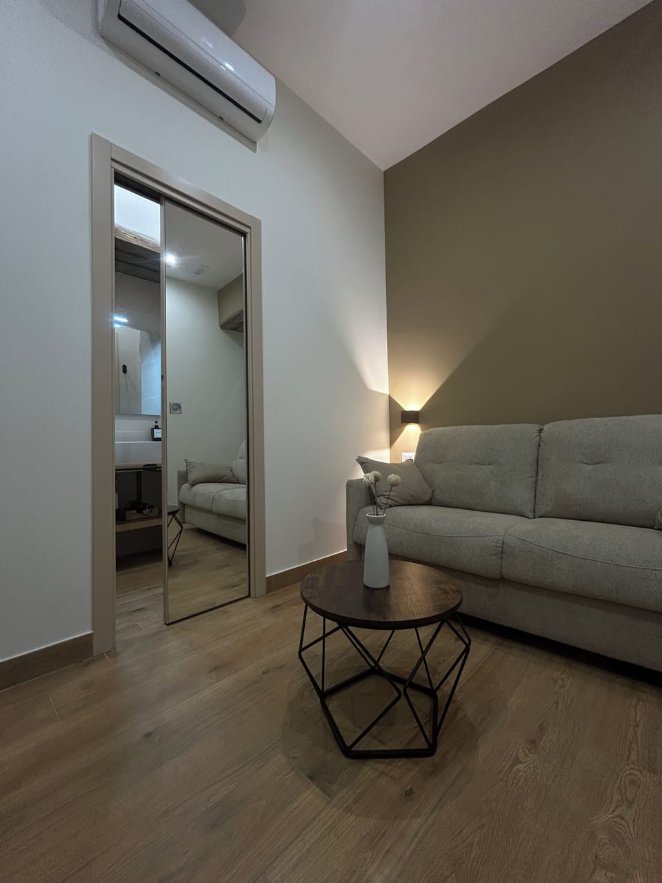 Deluxe Quadruple Room, Balcony, City View | WiFi (free)