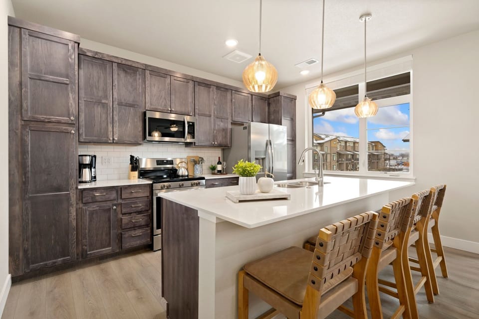 Chef's Kitchen | Large Island with Seating for 4!
