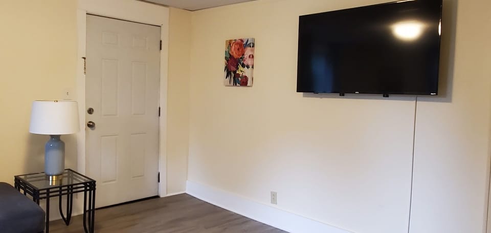 Living room with SmartTV, front entrance