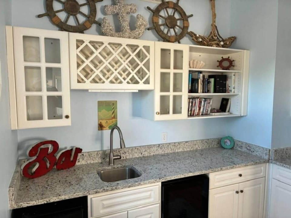 Bar area with Ice Maker-No need to run to grocery store for ice