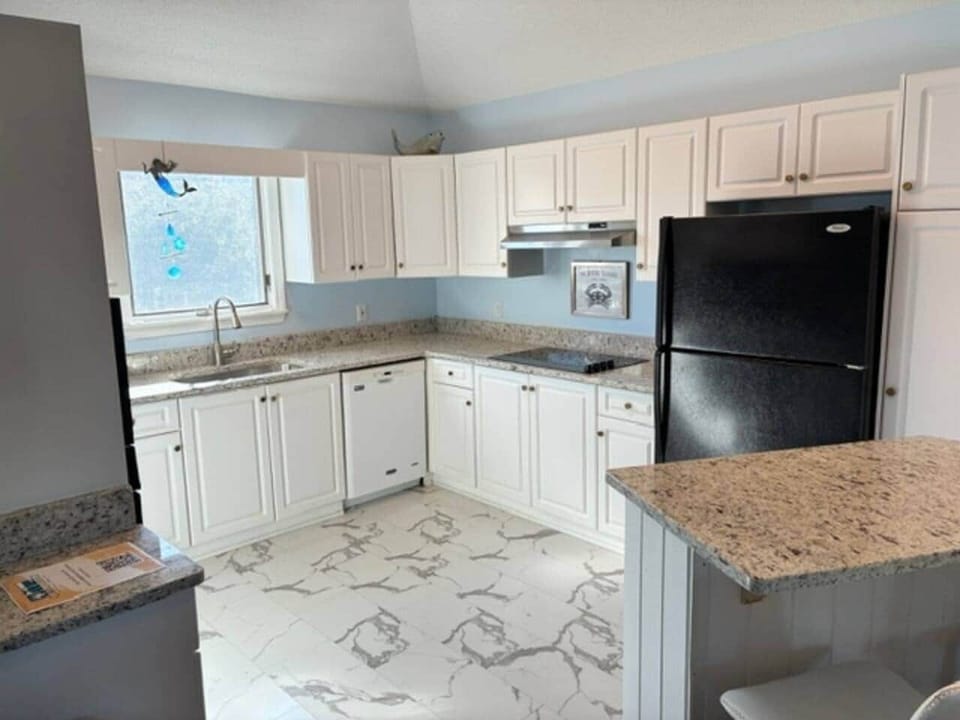 Large Kitchen-Brand New Countertops and cooktop(2026)