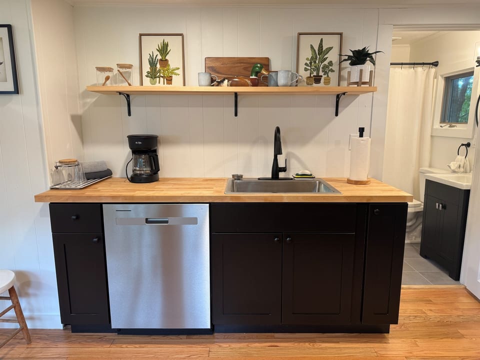 Eat-in kitchen w/ dishwasher